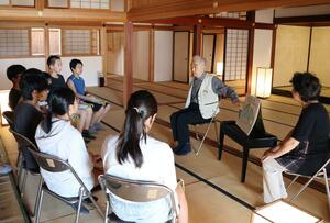 佐渡奉行所ゆかりの人物を地元の小学生が学んだ勉強会=佐渡市相川広間町