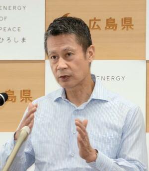 広島県庁で記者会見する湯崎英彦知事=29日午後