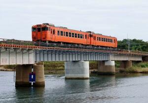 JR山陰線人丸―滝部間を走行する普通列車=27日午前、山口県下関市