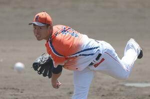 7回途中まで無失点に抑えた、先発の牧野憲伸=みどり森