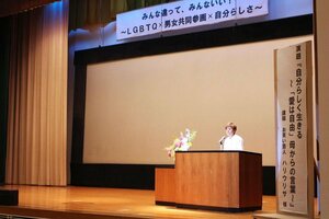 ハリウリサさんが自身の経験を語ったトークイベント=小千谷市土川1