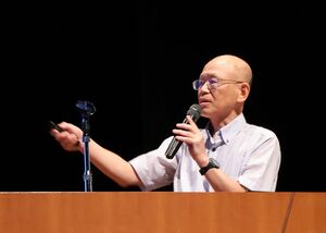 原発の運転差し止め訴訟について、経験を交えて語る井戸謙一さん=9月29日、柏崎市日石町