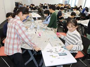 新聞を活用した川柳作りを楽しむふむっ子記者=3月29日、新潟市中央区万代3