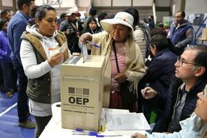 　１７日、ボリビア・ラパスの投票所で投票する女性（共同）