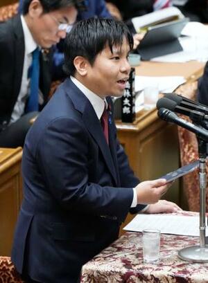 衆院予算委で質問する高山聡史氏(チームみらい)