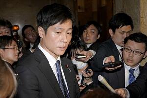 国会内で記者団の取材に応じる立憲民主党の梅谷守衆院議員=2月20日