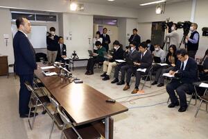 あいさつする細田健一衆院議員=4月4日、県庁