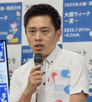記者会見で北陸新幹線の大阪延伸ルートについて言及する大阪府の吉村洋文知事=22日午後、大阪府庁