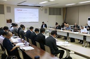 視察した東京電力福島第1、2原発の廃炉作業について意見交換した「地域の会」の定例会=9月4日夜、柏崎市荒浜1