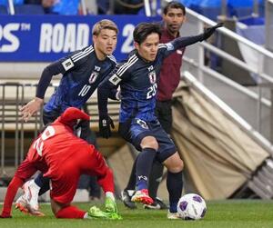 サッカーW杯北中米3カ国大会アジア最終予選のバーレーン戦前半、競り合う久保。左は堂安=埼玉スタジアム=2025年3月、埼玉スタジアム