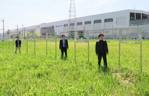 燕市と三条市境の公園に立つ「燕三条境界線」のオブジェを紹介する青年部のメンバー