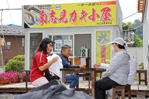 カキ小屋で昼食を取る復興関連業者=5日、石川県輪島市南志見地区