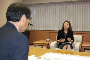 中原八一市長に提言書を提出した県通訳翻訳協会の高橋優子理事長=新潟市役所