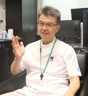 魚沼基幹病院の歩みを振り返る生越章病院長＝南魚沼市浦佐