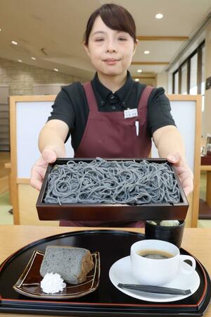「燕三条 工場の祭典」に合わせ、道の駅「漢学の里しただ」のレストランで販売する燕三条鉄セット=三条市庭月