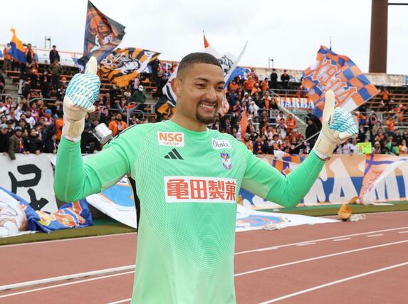 スーパーセーブでチームの危機を救った新潟のＧＫバウマン＝松山市