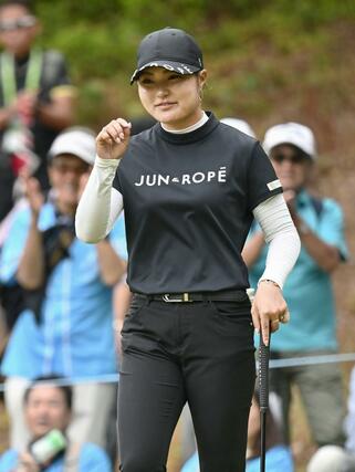 第３日、５番でバーディーパットを決めた高橋彩華。通算１４アンダーで首位＝六甲国際ＧＣ