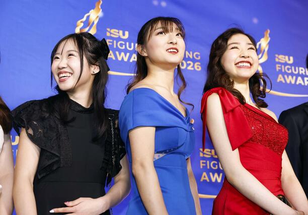 ＩＳＵスケーティング・アワードに出席した（左から）中井亜美、坂本花織、千葉百音＝２９日、プラハ（共同）