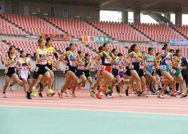 県中学駅伝女子 スタートと同時に一斉に走り出す選手たち=11月8日、デンカビッグスワン