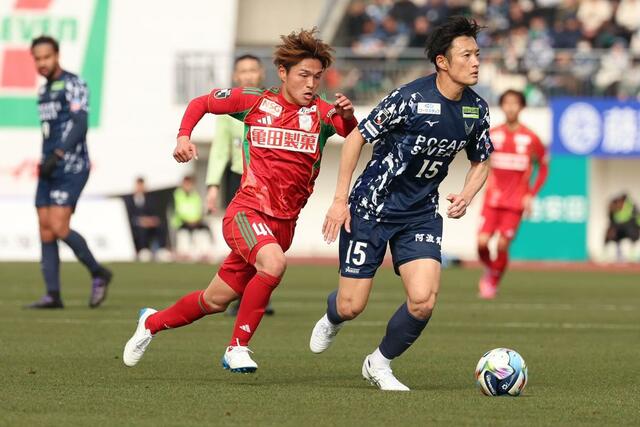 徳島－新潟　前半、ボールを奪いに行くＭＦ石山青空＝鳴門大塚