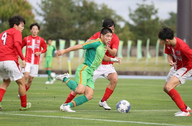 準決勝　帝京長岡－北越　前半、攻め込む帝京長岡のＦＷ児山雅稀＝新発田市五十公野公園陸上競技場