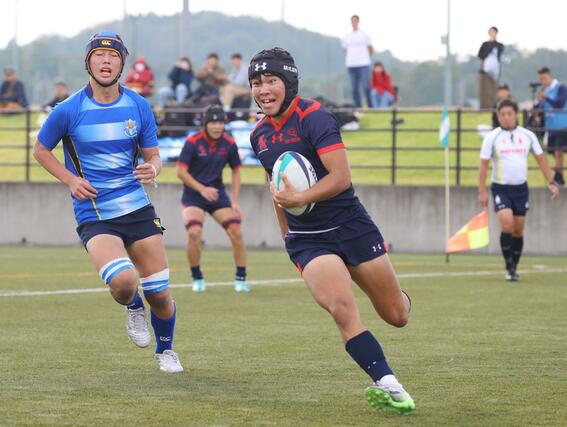 開志国際-北越 後半30分、開志国際のWTB村山楓が相手ディフェンスを振り切りトライ。36-7=10月26日、長岡市陽光台の長岡ニュータウン運動公園