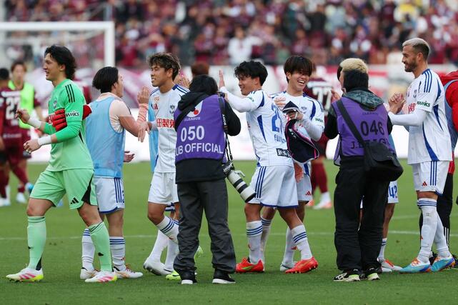 神戸－新潟　今季初勝利を挙げ、ピッチ上で喜ぶ新潟の選手たち＝国立競技場