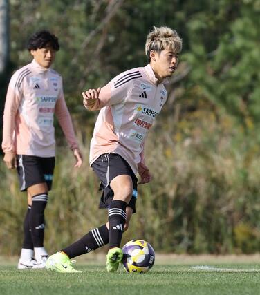 湘南戦に向け練習するFW谷口海斗=聖籠町