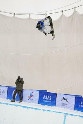 男子決勝でエアを決める平野歩夢=張家口・密苑(共同)