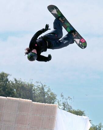 完成したスノーボード練習施設「村上スノーリサーチ＆トレーニングセンター」でデモ演技をする平野歩夢選手＝９月１４日、村上市瀬波温泉３