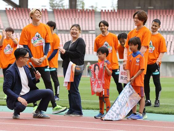借り物競走で交流する選手たち＝ビッグスワン