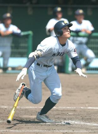 新潟商－新潟明訓　３回新潟明訓２死一、三塁、ＤＨ細貝侑生が３点本塁打を放ち５－２＝五十公野運動公園野球場