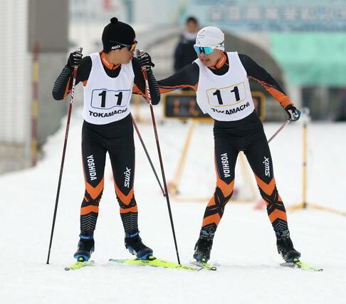 男子リレー　十日町吉田の３走丸山悠都（右）からアンカー柳颯汰（左）にリレー＝十日町市