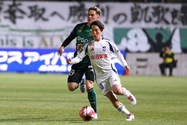 松本－新潟　前半、突破を図るＭＦ奥村仁＝松本市