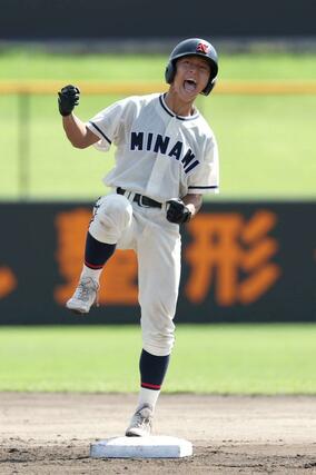 新潟南１回１死一塁、渡辺陽太が同点の適時二塁打を放ち、ガッツポーズ。１－１＝三条市パールスタ