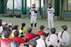 野球教室でベースの踏み方を指導するヤクルトの石川雅規投手(左)と岩田幸宏選手=燕市分水あけぼの1