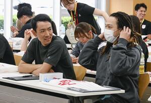 合同合宿で渡部暁斗(左)と談笑する平野歩夢=24日、味の素ナショナルトレーニングセンター