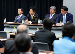 　「国力研究会」の初会合に出席した自民党の（奥左から）麻生副総裁、加藤前財務相、萩生田幹事長代行、小林政調会長＝２１日午後、国会