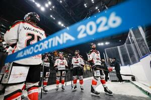 ミラノ・コルティナ冬季五輪で新設されたアイスホッケー会場でテスト大会に臨む選手たち=ミラノ(共同)