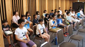 佐渡市議会を傍聴する赤泊小の児童ら=6月20日、佐渡市役所