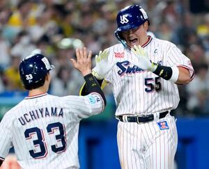 5回、2ランを放ち内山(左)とタッチを交わすヤクルト・村上=神宮