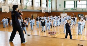 チビユニティーのメンバーから振り付けを教わる児童ら＝田上町田上