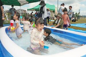 特設プールで水遊びを楽しむ子どもたち=9日、見附市美里町