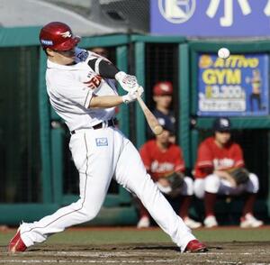 7回楽天無死一塁、浅村が右越えに決勝2ランを放つ=楽天モバイルパーク