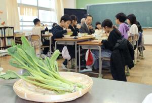 自分たちで育てた女池菜を使った給食を味わう女池小の児童ら=新潟市中央区女池6