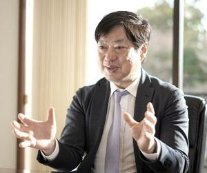 インタビューに答える慶応大の神保謙教授