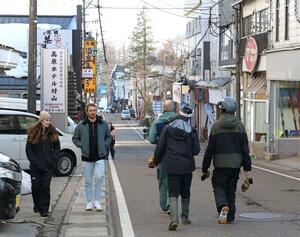 外国人が行き交う赤倉温泉街＝３月１６日、妙高市赤倉