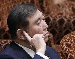 参院予算委の集中審議で質問を聞く石破首相=14日