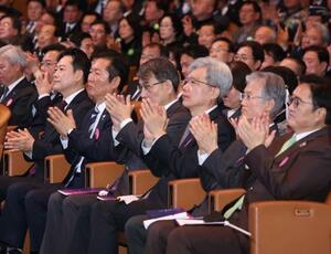 　ソウルで開かれた式典に出席した韓国最高裁のチョ喜大長官（前列右から２人目）と与党「共に民主党」の鄭清来代表（同５人目）＝３月１日（聯合＝共同）