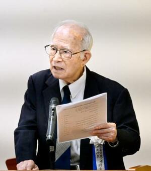 　沖縄戦で亡くなった学徒を慰霊する追悼・平和祈念祭で話す瀬名波栄喜さん＝１６日午後、那覇市